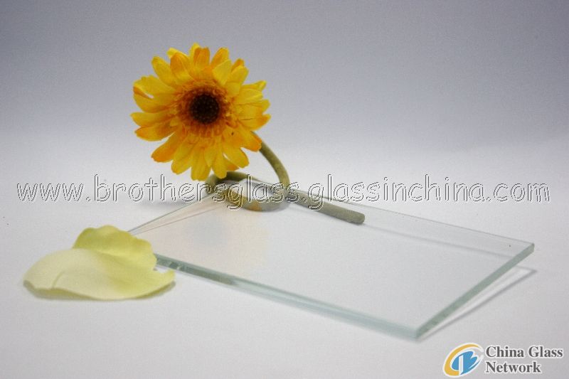 Clear float glass sheet