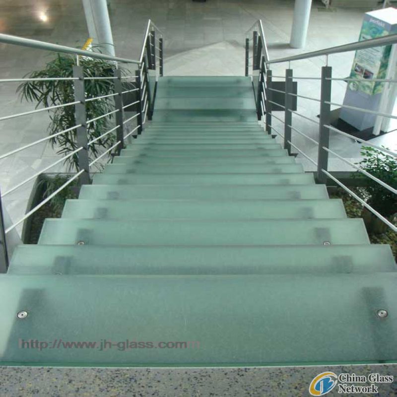 Anti-slip glass stairs