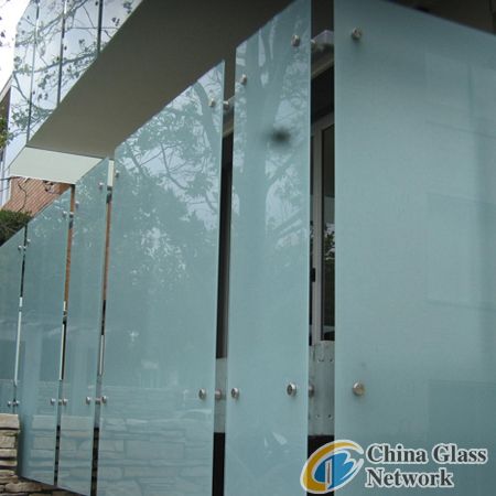 Coloured laminated glass