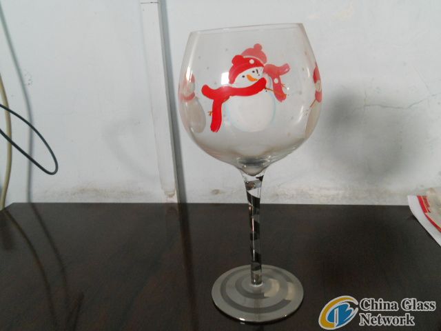 Wine glass with snowman