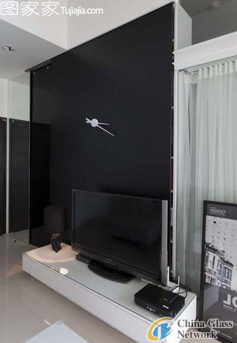 Black glass partition