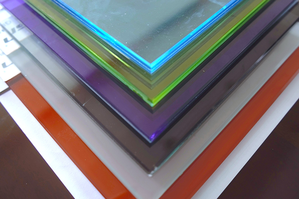 Color laminated glass