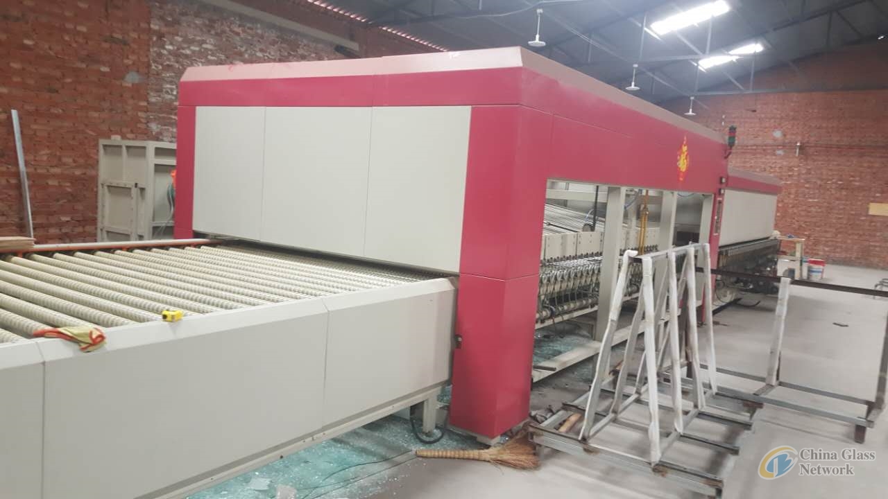 Vertical type flat glass tempering furnace