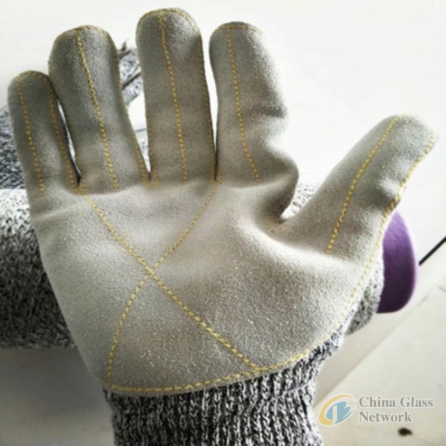 Anti-cutting gloves for glass processing worker