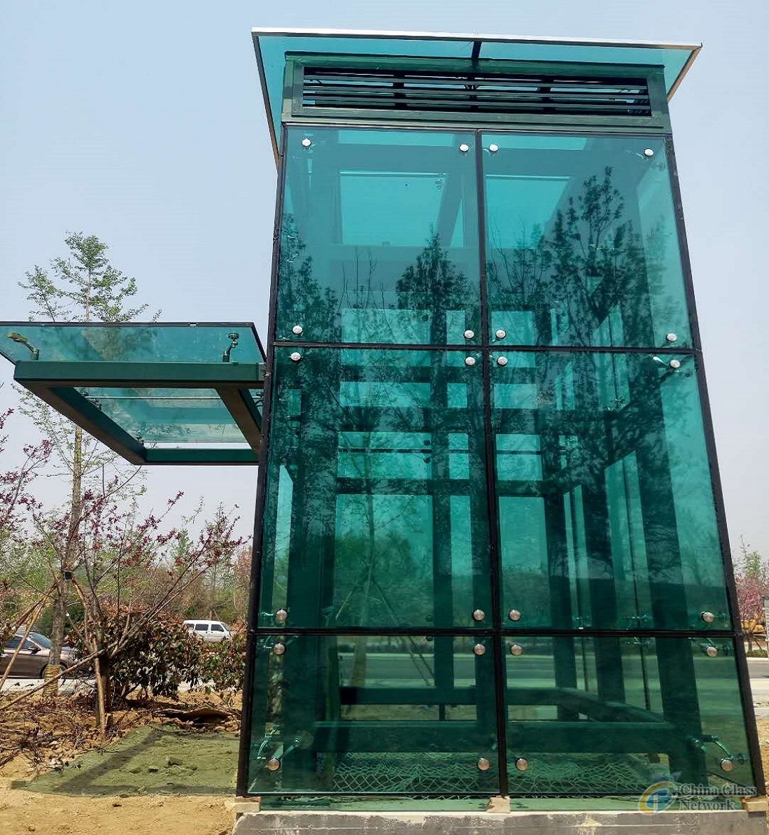 Dynamic thermochromic glass Dynamic self tint glass thermochromic glass