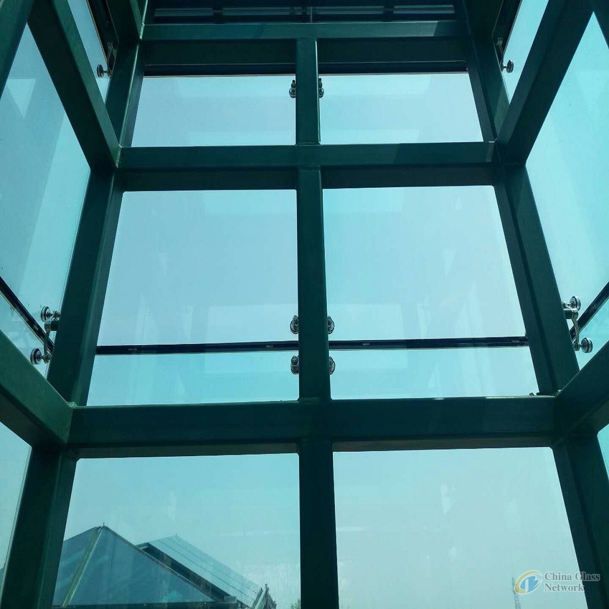 Dynamic thermochromic glass Dynamic self tint glass thermochromic glass