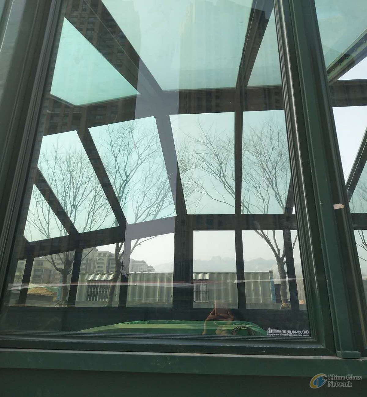 Dynamic self tint glass dynamic thermochromic glass  thermochromic glass