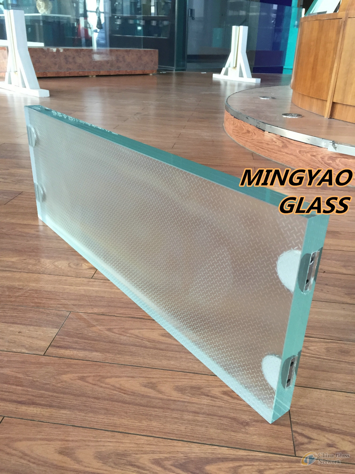 Anti-slip glass floor