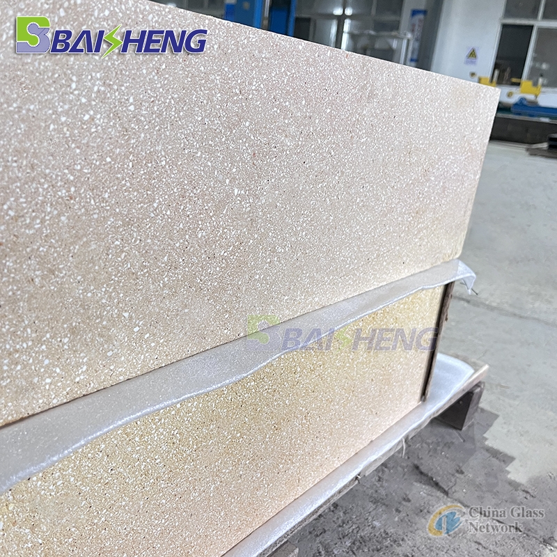 Refractory clay brick for glass kiln