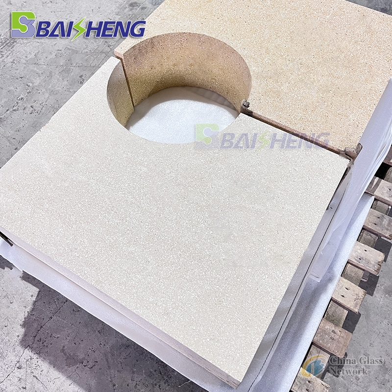 Refractory clay brick for glass kiln