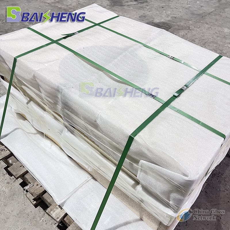 Refractory clay brick for glass kiln