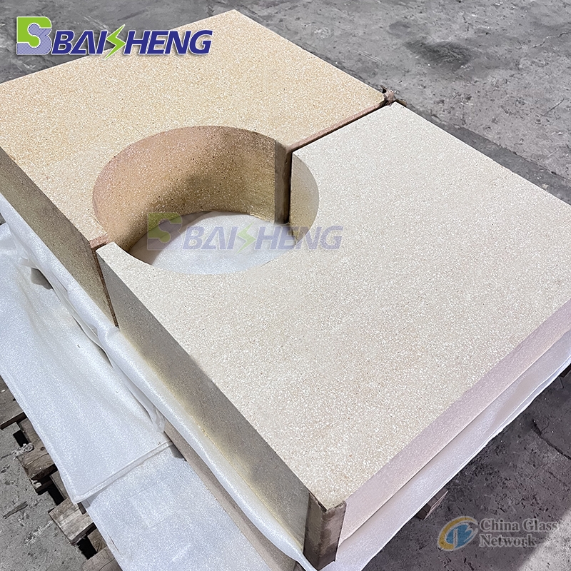 Refractory clay brick for glass kiln