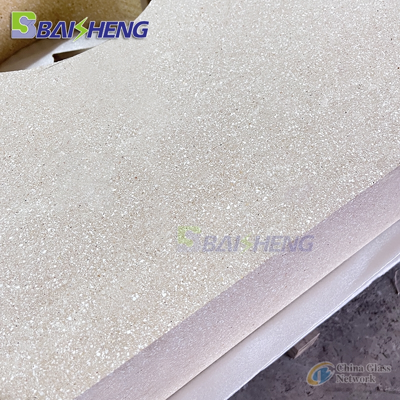 Refractory clay brick for glass kiln